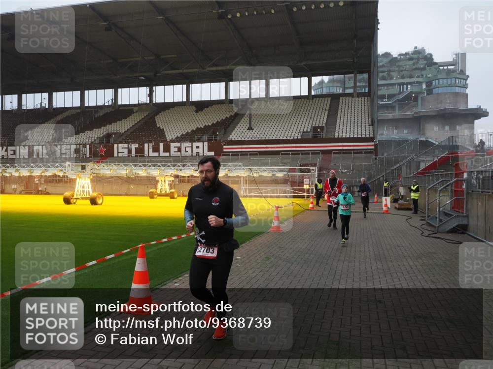 07.12.2025 - St. Pauli X-Mass-Run No. 15 Fabian Wolf http://msf.ph/oto/9368739 07.12.2025 09:54:44 Ziel 1649, 1655, 1722, 2133, 2209, 2703, 3310 meine-sportfotos.de