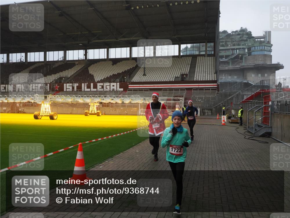 07.12.2025 - St. Pauli X-Mass-Run No. 15 Fabian Wolf http://msf.ph/oto/9368744 07.12.2025 09:54:46 Ziel 1649, 1655, 1722, 2209, 2703 meine-sportfotos.de