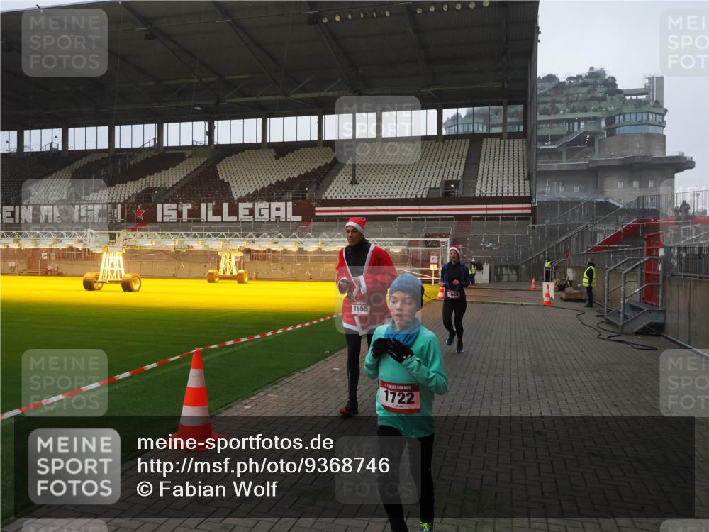 07.12.2025 - St. Pauli X-Mass-Run No. 15 Fabian Wolf http://msf.ph/oto/9368746 07.12.2025 09:54:46 Ziel 1649, 1655, 1722, 2209, 2703 meine-sportfotos.de