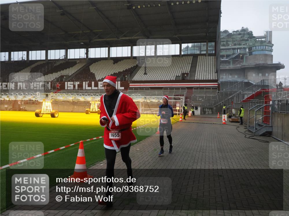 07.12.2025 - St. Pauli X-Mass-Run No. 15 Fabian Wolf http://msf.ph/oto/9368752 07.12.2025 09:54:47 Ziel 1649, 1655, 1722, 2703 meine-sportfotos.de