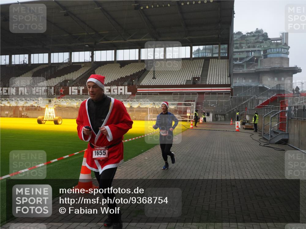 07.12.2025 - St. Pauli X-Mass-Run No. 15 Fabian Wolf http://msf.ph/oto/9368754 07.12.2025 09:54:47 Ziel 1649, 1655, 1722, 2703 meine-sportfotos.de
