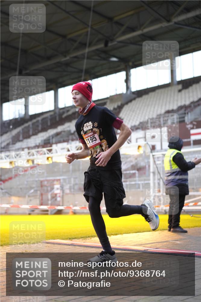 07.12.2025 - St. Pauli X-Mass-Run No. 15 Patografie http://msf.ph/oto/9368764 07.12.2025 11:15:59 Ziel 1821, 1825, 2195, 2464, 3326 meine-sportfotos.de