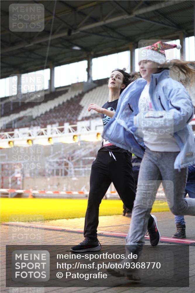 07.12.2025 - St. Pauli X-Mass-Run No. 15 Patografie http://msf.ph/oto/9368770 07.12.2025 11:16:01 Ziel 1800, 1802, 1821, 1825, 2195, 2464, 3326 meine-sportfotos.de