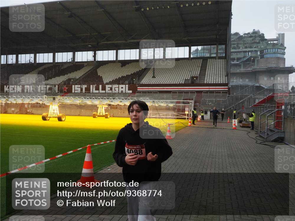 07.12.2025 - St. Pauli X-Mass-Run No. 15 Fabian Wolf http://msf.ph/oto/9368774 07.12.2025 09:55:04 Ziel 4088 meine-sportfotos.de