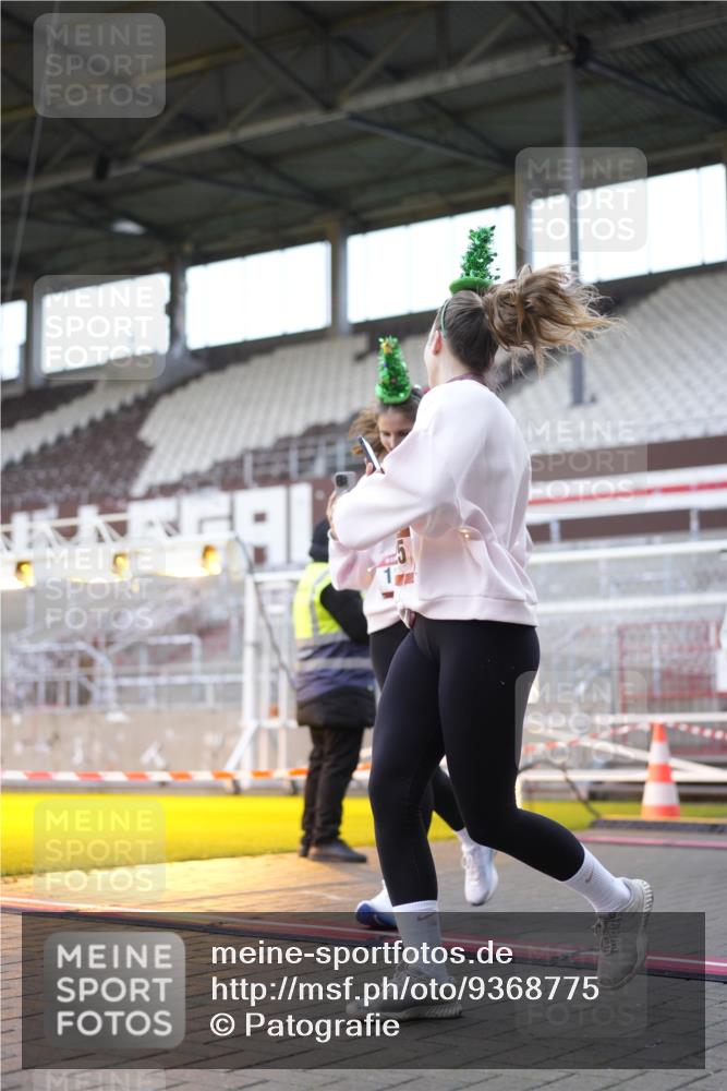 07.12.2025 - St. Pauli X-Mass-Run No. 15 Patografie http://msf.ph/oto/9368775 07.12.2025 11:16:04 Ziel 1800, 1802, 1821, 1825, 2195, 2464, 3241, 3256, 3326 meine-sportfotos.de
