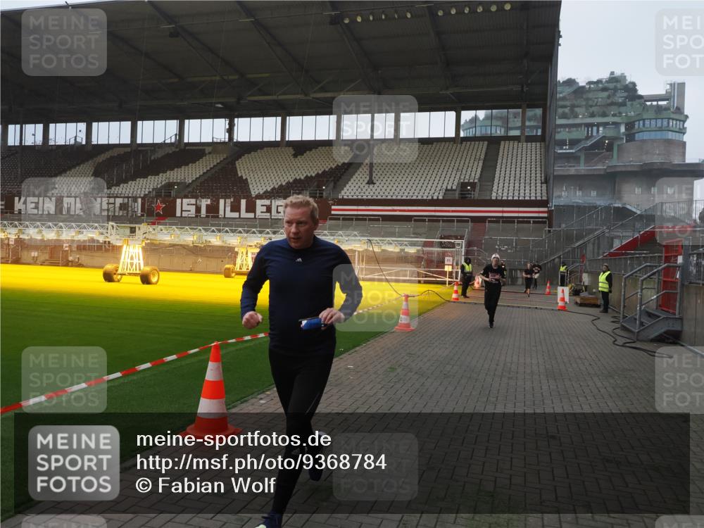 07.12.2025 - St. Pauli X-Mass-Run No. 15 Fabian Wolf http://msf.ph/oto/9368784 07.12.2025 09:55:10 Ziel 4087, 4088 meine-sportfotos.de