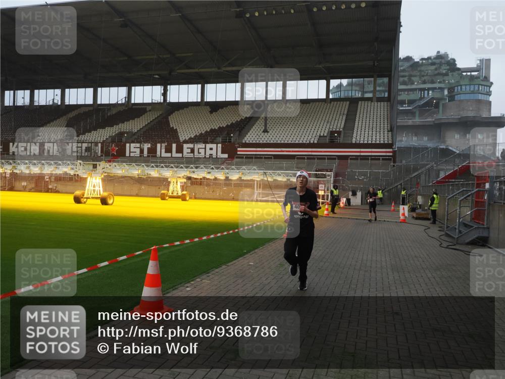 07.12.2025 - St. Pauli X-Mass-Run No. 15 Fabian Wolf http://msf.ph/oto/9368786 07.12.2025 09:55:12 Ziel 1101, 4087, 4088 meine-sportfotos.de
