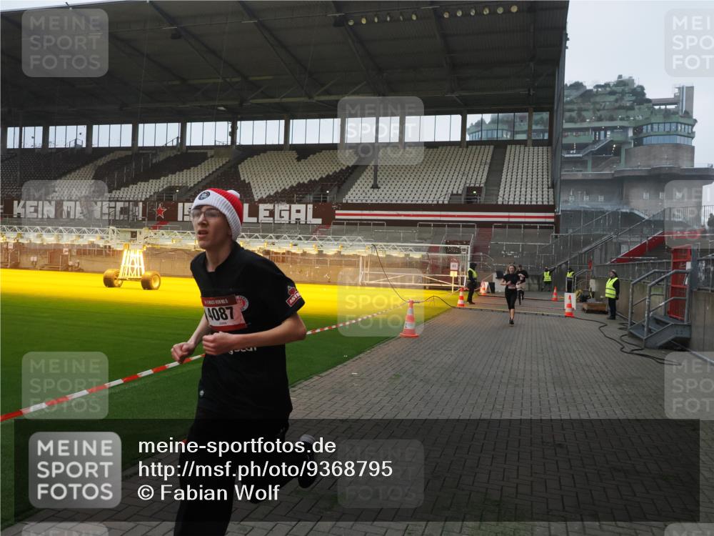 07.12.2025 - St. Pauli X-Mass-Run No. 15 Fabian Wolf http://msf.ph/oto/9368795 07.12.2025 09:55:13 Ziel 1101, 1113, 4087, 4088 meine-sportfotos.de