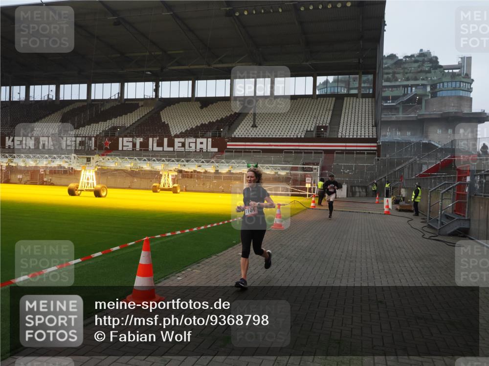 07.12.2025 - St. Pauli X-Mass-Run No. 15 Fabian Wolf http://msf.ph/oto/9368798 07.12.2025 09:55:16 Ziel 1101, 1113, 4087 meine-sportfotos.de