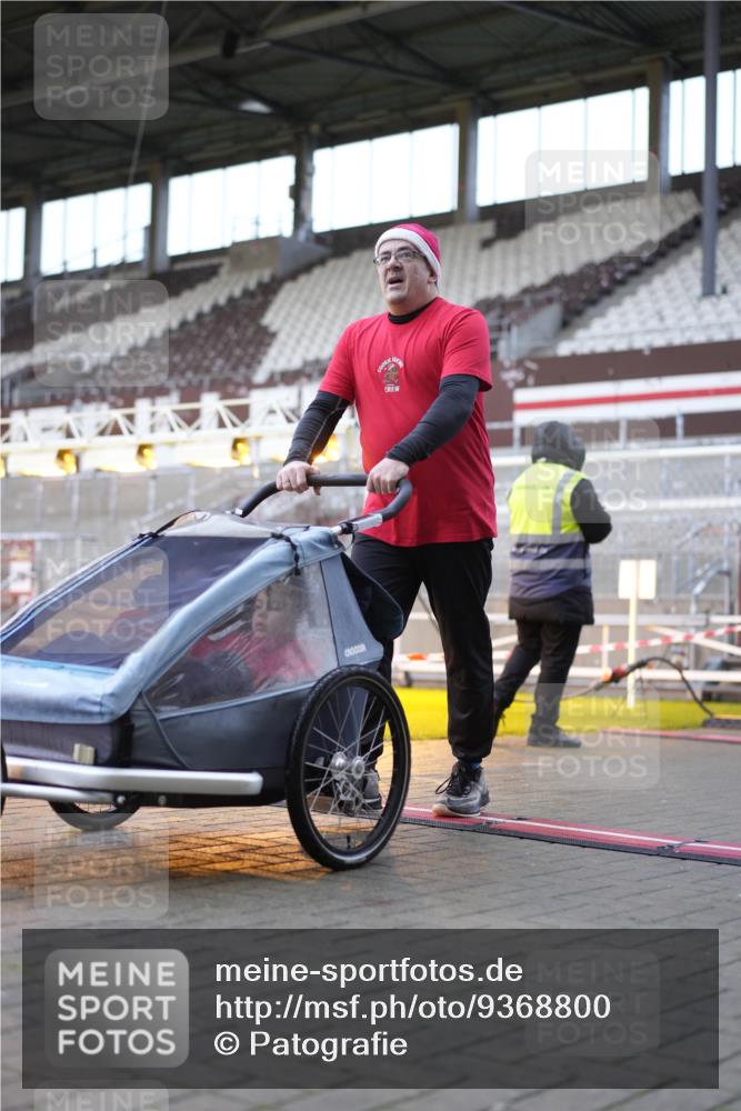 07.12.2025 - St. Pauli X-Mass-Run No. 15 Patografie http://msf.ph/oto/9368800 07.12.2025 11:16:17 Ziel 1800, 1802, 1821, 1825, 3241, 3256, 3326 meine-sportfotos.de