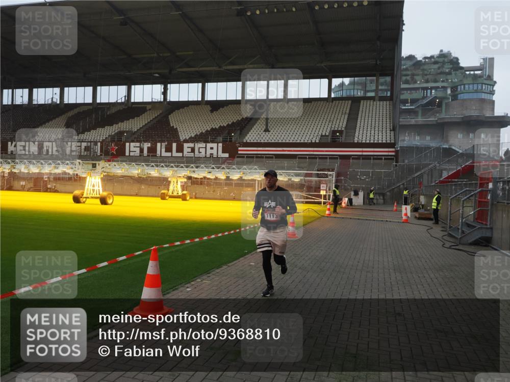 07.12.2025 - St. Pauli X-Mass-Run No. 15 Fabian Wolf http://msf.ph/oto/9368810 07.12.2025 09:55:19 Ziel 1101, 1113, 4087 meine-sportfotos.de