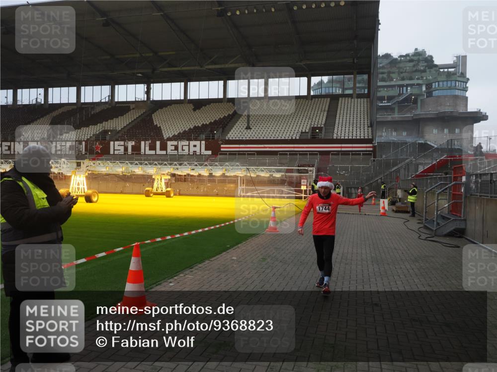 07.12.2025 - St. Pauli X-Mass-Run No. 15 Fabian Wolf http://msf.ph/oto/9368823 07.12.2025 09:55:42 Ziel 1744, 3398 meine-sportfotos.de