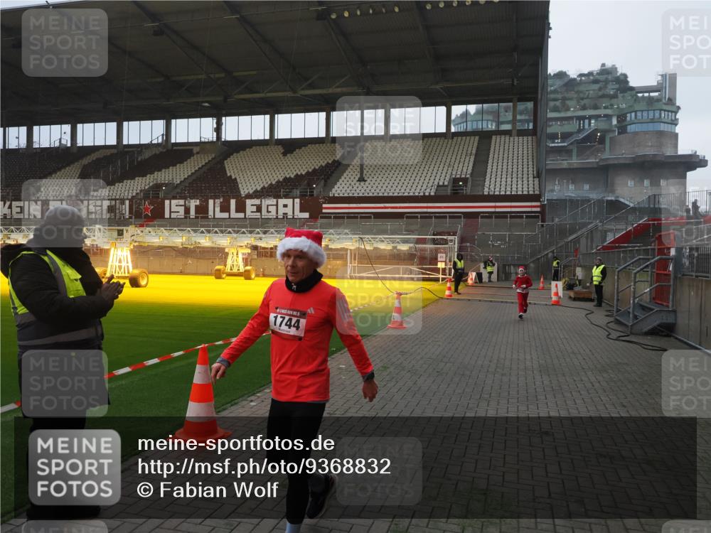 07.12.2025 - St. Pauli X-Mass-Run No. 15 Fabian Wolf http://msf.ph/oto/9368832 07.12.2025 09:55:44 Ziel 1744, 3398 meine-sportfotos.de
