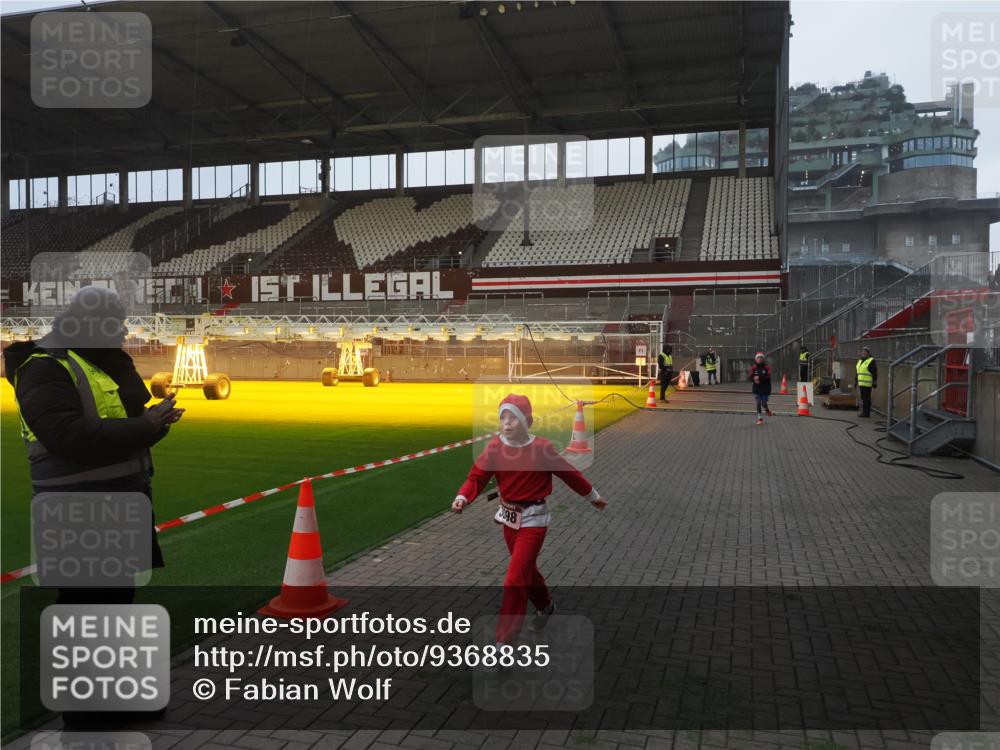 07.12.2025 - St. Pauli X-Mass-Run No. 15 Fabian Wolf http://msf.ph/oto/9368835 07.12.2025 09:55:50 Ziel 312, 1744, 3398 meine-sportfotos.de