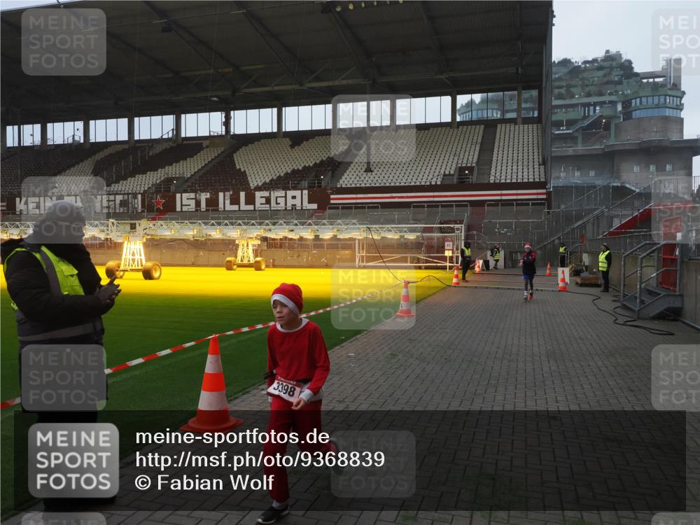 07.12.2025 - St. Pauli X-Mass-Run No. 15 Fabian Wolf http://msf.ph/oto/9368839 07.12.2025 09:55:51 Ziel 312, 1744, 3398 meine-sportfotos.de