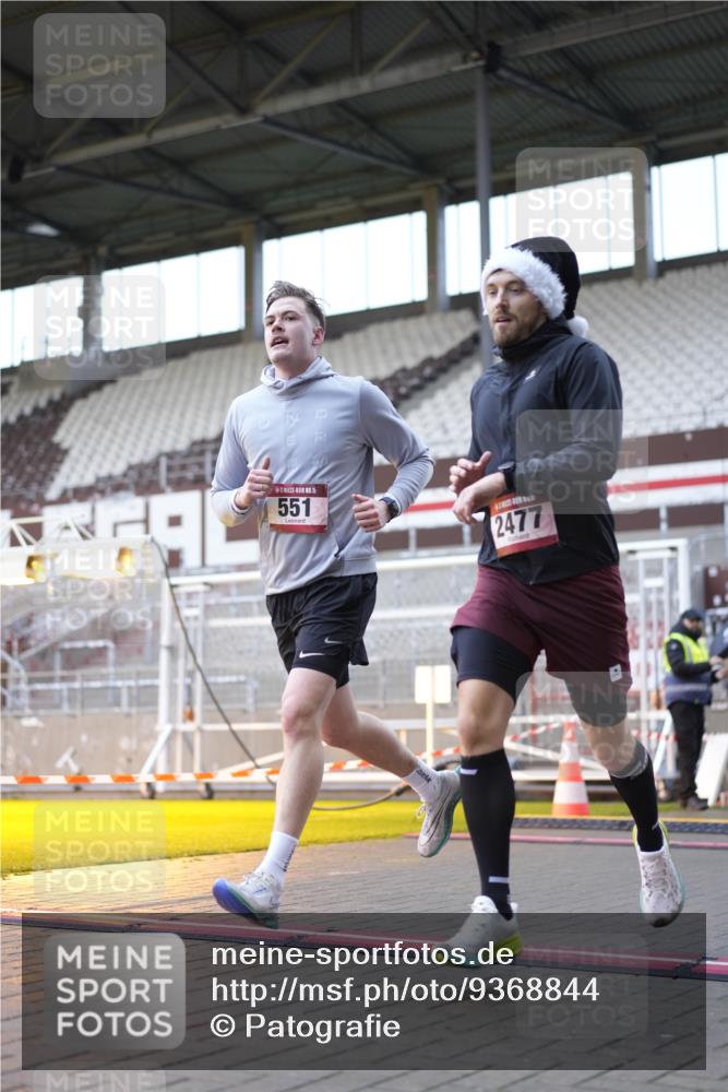 07.12.2025 - St. Pauli X-Mass-Run No. 15 Patografie http://msf.ph/oto/9368844 07.12.2025 11:17:19 Ziel 551, 1122, 1125, 1127, 1130, 1340, 1529, 1531, 1686, 2477, 2766, 2846, 2849 meine-sportfotos.de