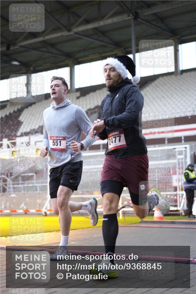 07.12.2025 - St. Pauli X-Mass-Run No. 15 Patografie http://msf.ph/oto/9368845 07.12.2025 11:17:19 Ziel 551, 1122, 1125, 1127, 1130, 1340, 1529, 1531, 1686, 2477, 2766, 2846, 2849 meine-sportfotos.de