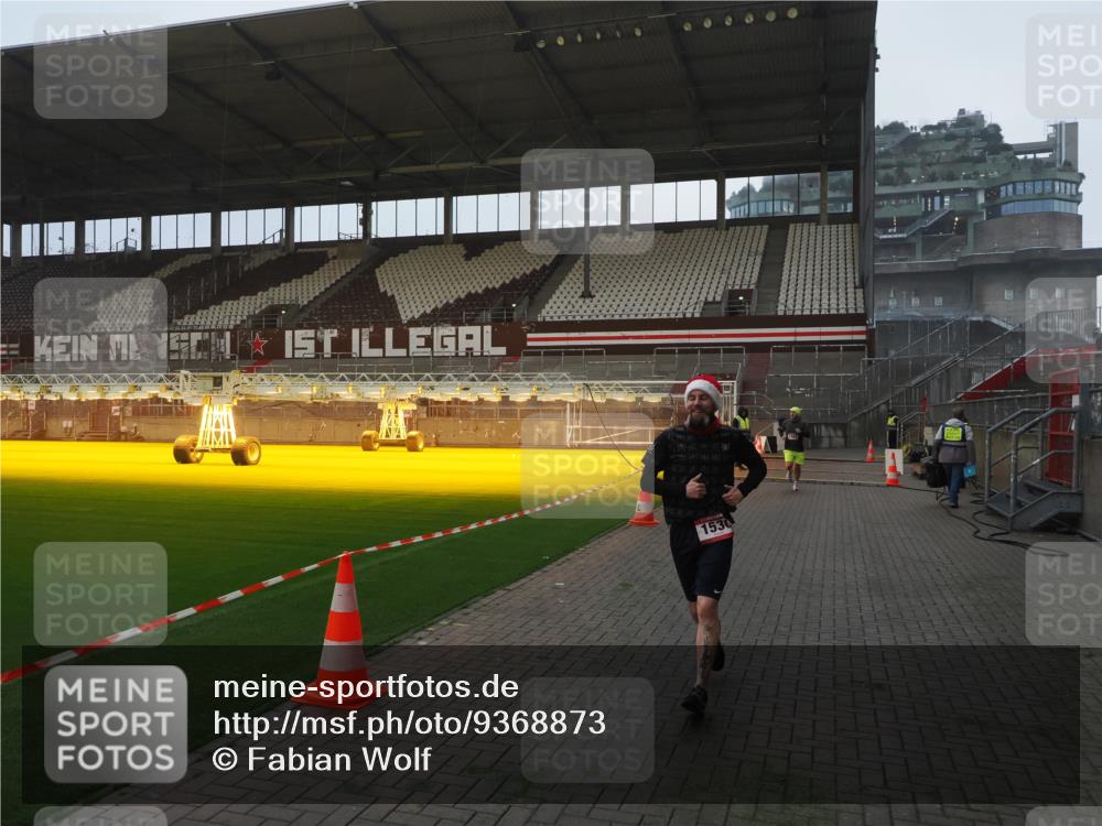 07.12.2025 - St. Pauli X-Mass-Run No. 15 Fabian Wolf http://msf.ph/oto/9368873 07.12.2025 09:56:11 Ziel 1483, 1530 meine-sportfotos.de
