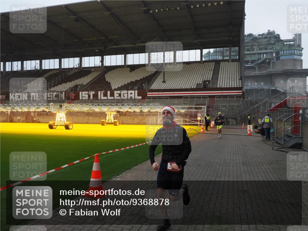 07.12.2025 - St. Pauli X-Mass-Run No. 15 Fabian Wolf http://msf.ph/oto/9368878 07.12.2025 09:56:11 Ziel 1483, 1530 meine-sportfotos.de