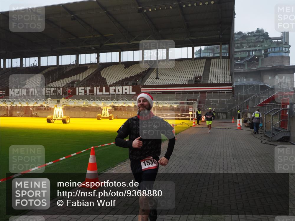 07.12.2025 - St. Pauli X-Mass-Run No. 15 Fabian Wolf http://msf.ph/oto/9368880 07.12.2025 09:56:11 Ziel 1483, 1530 meine-sportfotos.de