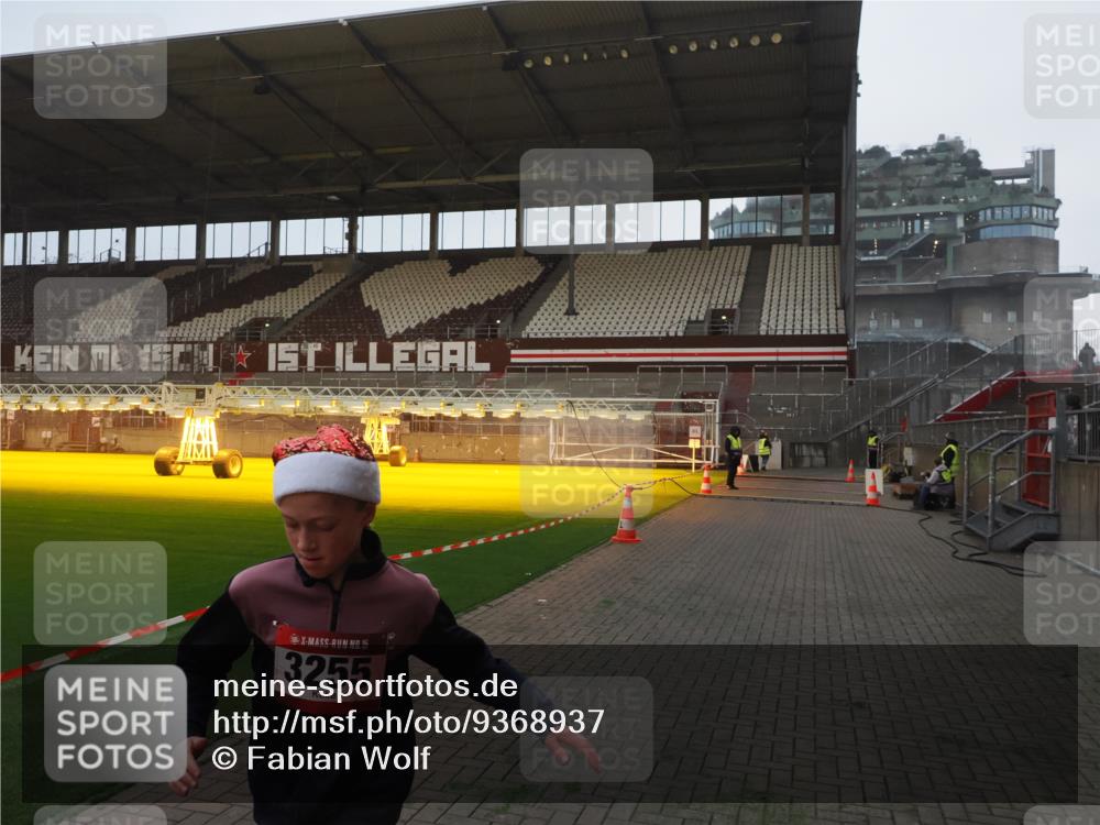 07.12.2025 - St. Pauli X-Mass-Run No. 15 Fabian Wolf http://msf.ph/oto/9368937 07.12.2025 09:56:31 Ziel 3255 meine-sportfotos.de