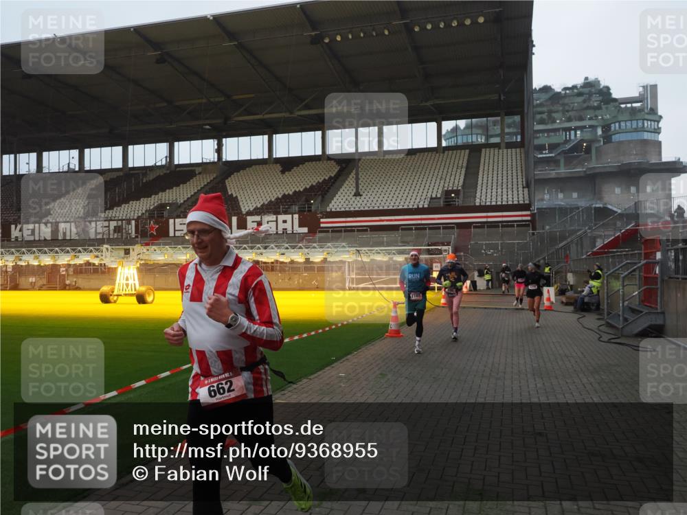 07.12.2025 - St. Pauli X-Mass-Run No. 15 Fabian Wolf http://msf.ph/oto/9368955 07.12.2025 09:56:43 Ziel 198, 662, 1165, 3255, 4208, 4209 meine-sportfotos.de