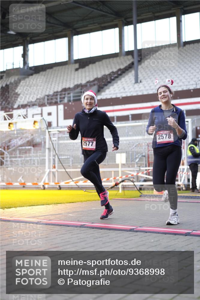 07.12.2025 - St. Pauli X-Mass-Run No. 15 Patografie http://msf.ph/oto/9368998 07.12.2025 11:20:06 Ziel 2577, 2578, 3170, 3324 meine-sportfotos.de