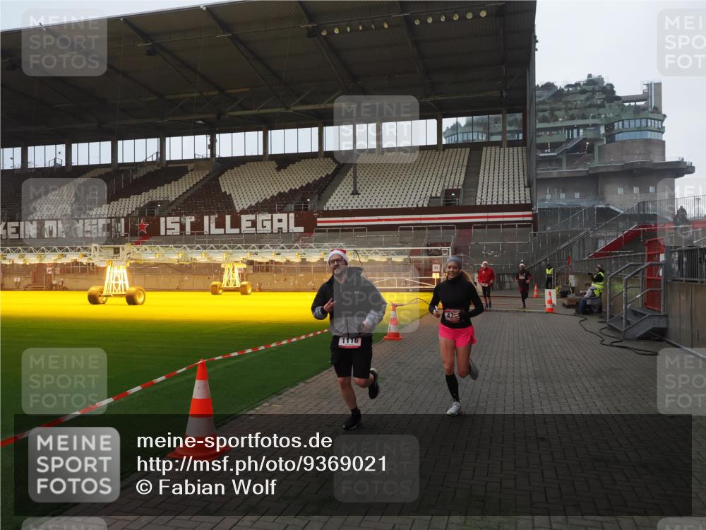 07.12.2025 - St. Pauli X-Mass-Run No. 15 Fabian Wolf http://msf.ph/oto/9369021 07.12.2025 09:56:50 Ziel 198, 497, 662, 1116, 1165, 2861, 4208, 4209 meine-sportfotos.de
