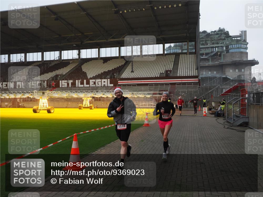 07.12.2025 - St. Pauli X-Mass-Run No. 15 Fabian Wolf http://msf.ph/oto/9369023 07.12.2025 09:56:51 Ziel 198, 497, 662, 1116, 1165, 2861, 4208, 4209 meine-sportfotos.de