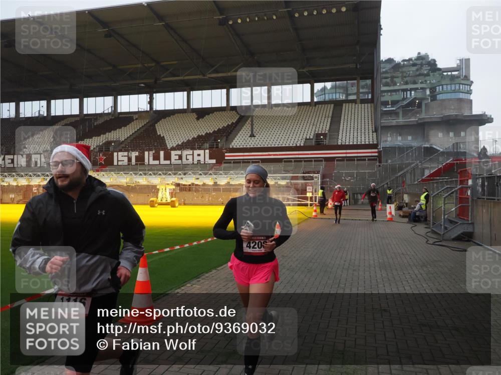 07.12.2025 - St. Pauli X-Mass-Run No. 15 Fabian Wolf http://msf.ph/oto/9369032 07.12.2025 09:56:51 Ziel 198, 497, 662, 1116, 1165, 2861, 4208, 4209 meine-sportfotos.de