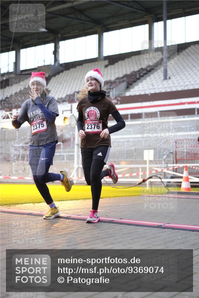 07.12.2025 - St. Pauli X-Mass-Run No. 15 Patografie http://msf.ph/oto/9369074 07.12.2025 11:21:07 Ziel 2375, 2376, 2854, 2867, 3135, 3220, 3283 meine-sportfotos.de