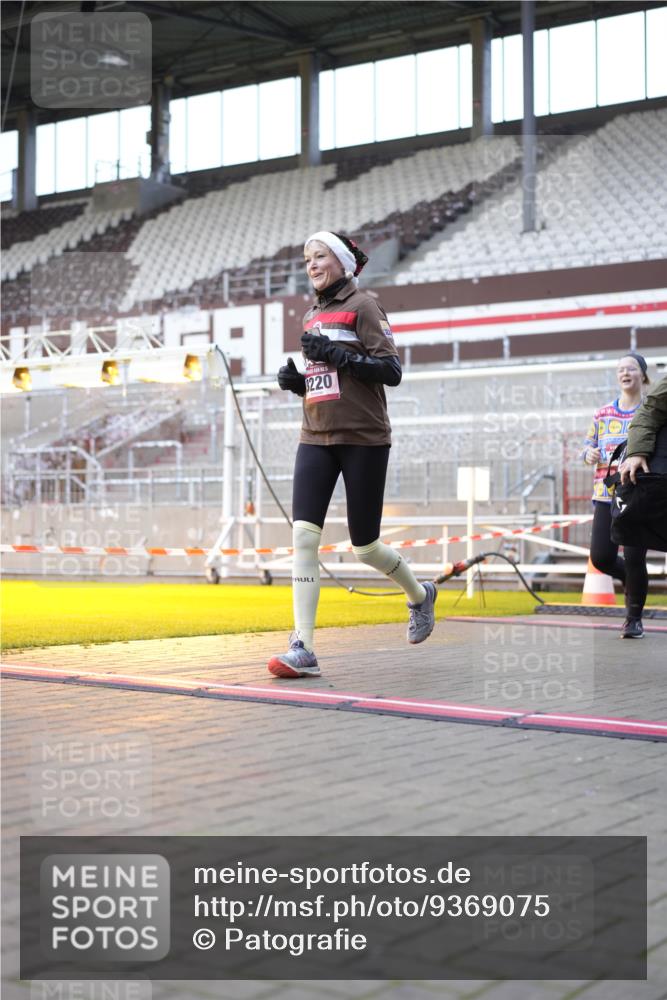 07.12.2025 - St. Pauli X-Mass-Run No. 15 Patografie http://msf.ph/oto/9369075 07.12.2025 11:21:08 Ziel 2375, 2376, 2854, 2867, 3135, 3220, 3283 meine-sportfotos.de