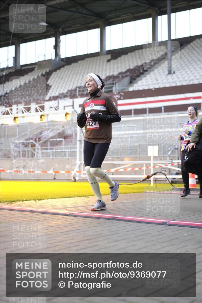 07.12.2025 - St. Pauli X-Mass-Run No. 15 Patografie http://msf.ph/oto/9369077 07.12.2025 11:21:08 Ziel 2375, 2376, 2854, 2867, 3135, 3220, 3283 meine-sportfotos.de