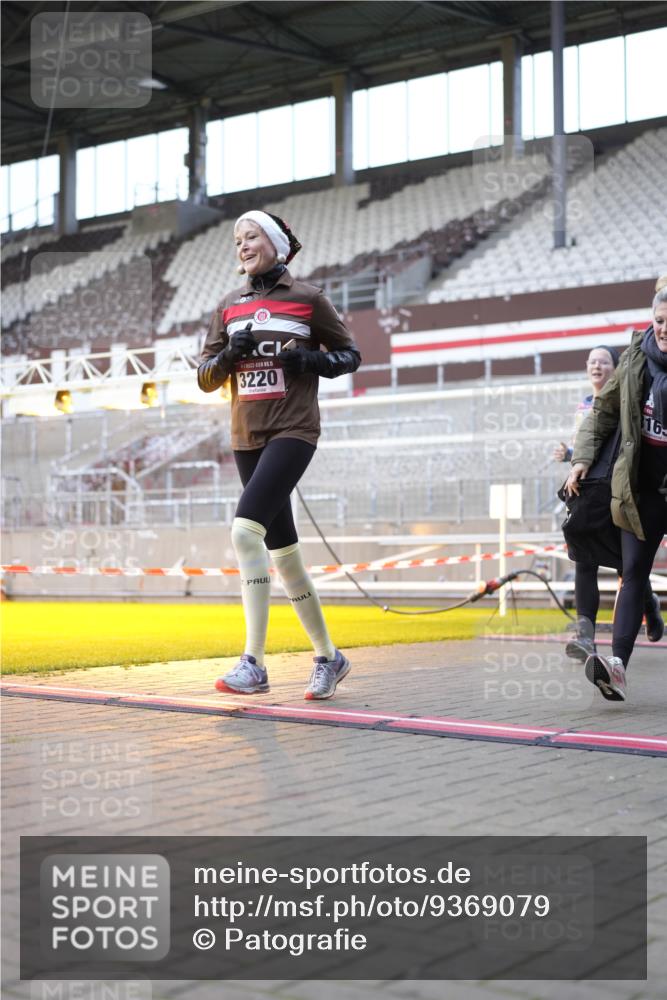 07.12.2025 - St. Pauli X-Mass-Run No. 15 Patografie http://msf.ph/oto/9369079 07.12.2025 11:21:08 Ziel 2375, 2376, 2854, 2867, 3135, 3220, 3283 meine-sportfotos.de