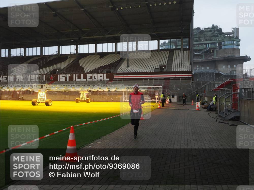 07.12.2025 - St. Pauli X-Mass-Run No. 15 Fabian Wolf http://msf.ph/oto/9369086 07.12.2025 09:57:08 Ziel 497, 2861, 3320 meine-sportfotos.de