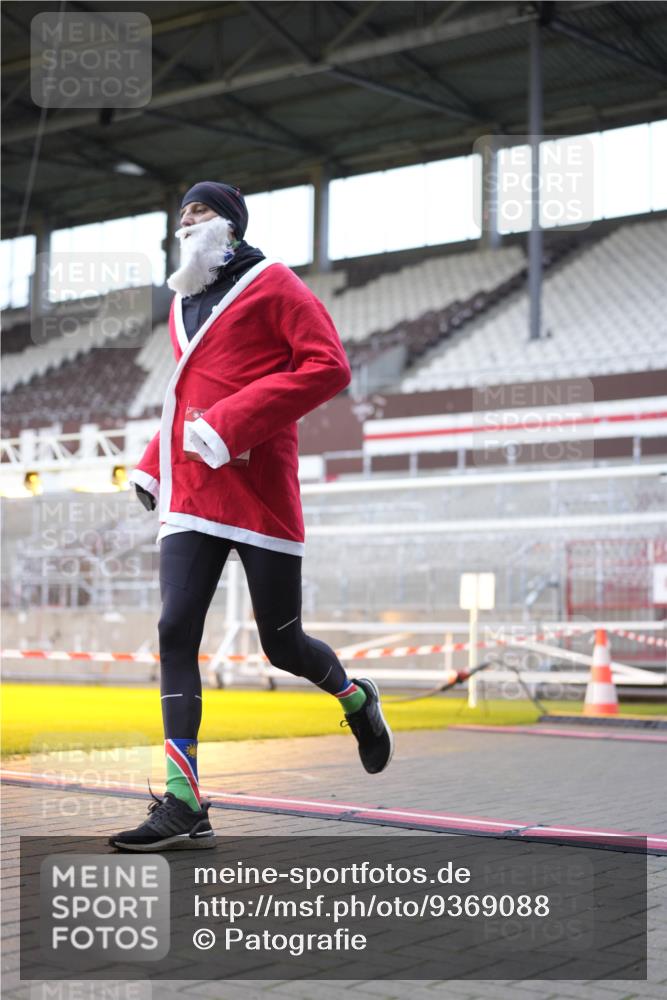 07.12.2025 - St. Pauli X-Mass-Run No. 15 Patografie http://msf.ph/oto/9369088 07.12.2025 11:21:13 Ziel 2375, 2376, 2579, 2854, 2867, 3135, 3159, 3220, 3283 meine-sportfotos.de