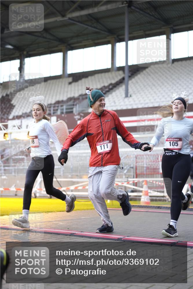 07.12.2025 - St. Pauli X-Mass-Run No. 15 Patografie http://msf.ph/oto/9369102 07.12.2025 11:21:21 Ziel 98, 105, 111, 232, 241, 1549, 1902, 1907, 2375, 2376, 2473, 2474, 2579, 2867, 3073, 3159, 3220, 3283 meine-sportfotos.de