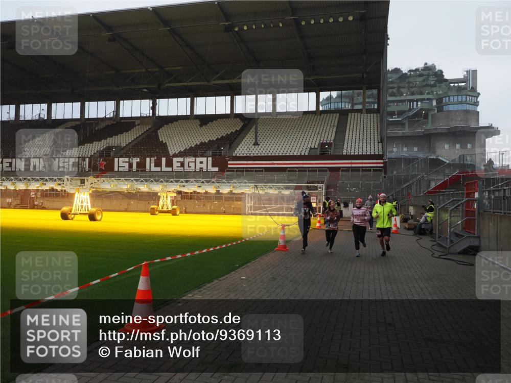 07.12.2025 - St. Pauli X-Mass-Run No. 15 Fabian Wolf http://msf.ph/oto/9369113 07.12.2025 09:57:27 Ziel 632, 1292, 1293, 1377, 1395, 2678, 4032 meine-sportfotos.de