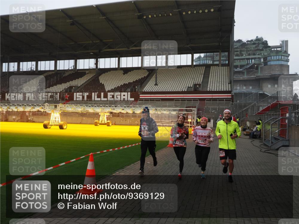 07.12.2025 - St. Pauli X-Mass-Run No. 15 Fabian Wolf http://msf.ph/oto/9369129 07.12.2025 09:57:29 Ziel 632, 1292, 1293, 1377, 1395, 2678, 4032 meine-sportfotos.de