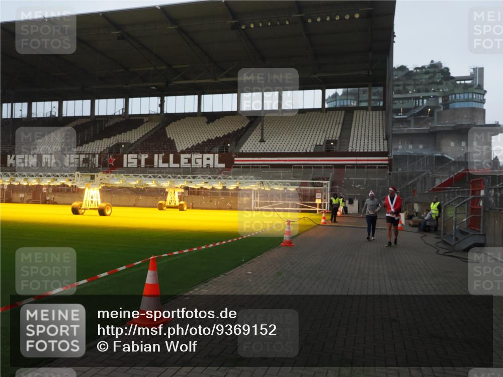 07.12.2025 - St. Pauli X-Mass-Run No. 15 Fabian Wolf http://msf.ph/oto/9369152 07.12.2025 09:57:31 Ziel 632, 1292, 1293, 1377, 1395, 2678 meine-sportfotos.de