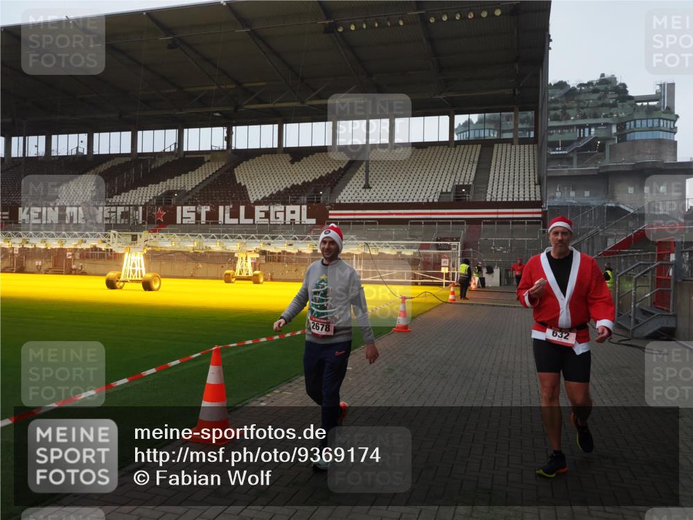 07.12.2025 - St. Pauli X-Mass-Run No. 15 Fabian Wolf http://msf.ph/oto/9369174 07.12.2025 09:57:38 Ziel 632, 1292, 1293, 1377, 1395, 2678, 2984 meine-sportfotos.de
