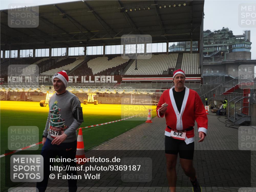 07.12.2025 - St. Pauli X-Mass-Run No. 15 Fabian Wolf http://msf.ph/oto/9369187 07.12.2025 09:57:39 Ziel 632, 1292, 1293, 1377, 1395, 2678, 2984 meine-sportfotos.de