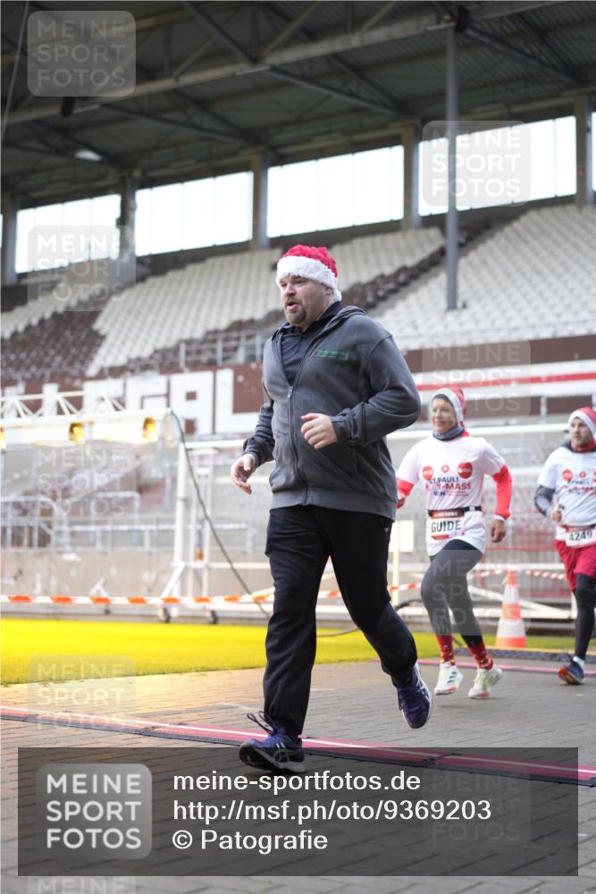 07.12.2025 - St. Pauli X-Mass-Run No. 15 Patografie http://msf.ph/oto/9369203 07.12.2025 11:23:01 Ziel 21, 69, 2023, 2373, 4249, 4824 meine-sportfotos.de