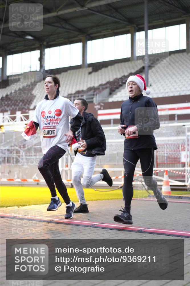 07.12.2025 - St. Pauli X-Mass-Run No. 15 Patografie http://msf.ph/oto/9369211 07.12.2025 11:23:03 Ziel 21, 69, 2023, 2373, 4249, 4824 meine-sportfotos.de