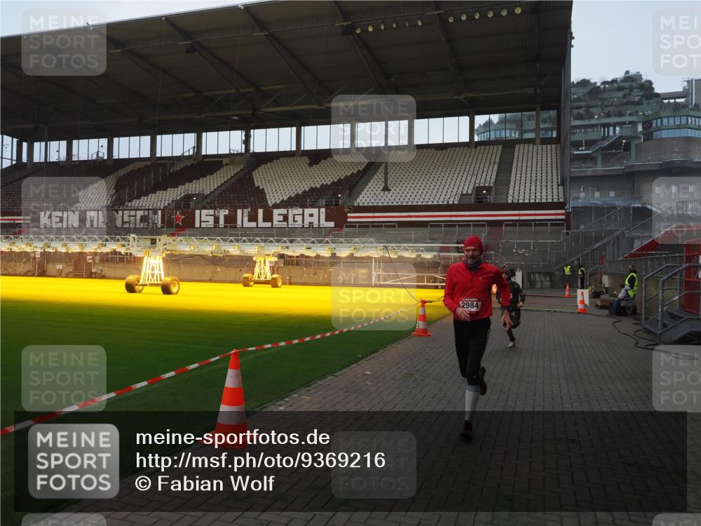 07.12.2025 - St. Pauli X-Mass-Run No. 15 Fabian Wolf http://msf.ph/oto/9369216 07.12.2025 09:57:44 Ziel 2678, 2984, 4030 meine-sportfotos.de