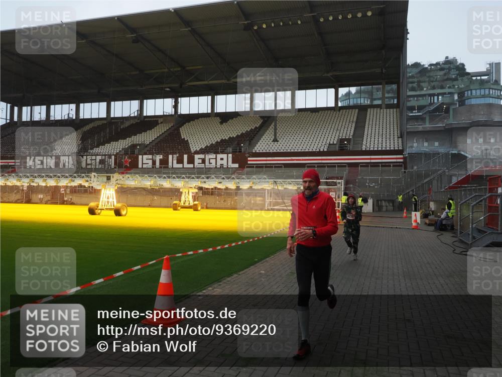 07.12.2025 - St. Pauli X-Mass-Run No. 15 Fabian Wolf http://msf.ph/oto/9369220 07.12.2025 09:57:44 Ziel 2678, 2984, 4030 meine-sportfotos.de