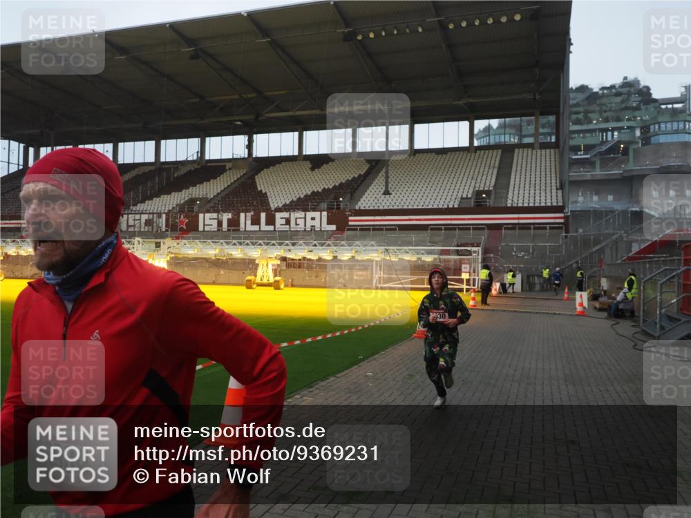 07.12.2025 - St. Pauli X-Mass-Run No. 15 Fabian Wolf http://msf.ph/oto/9369231 07.12.2025 09:57:45 Ziel 2678, 2984, 4030 meine-sportfotos.de
