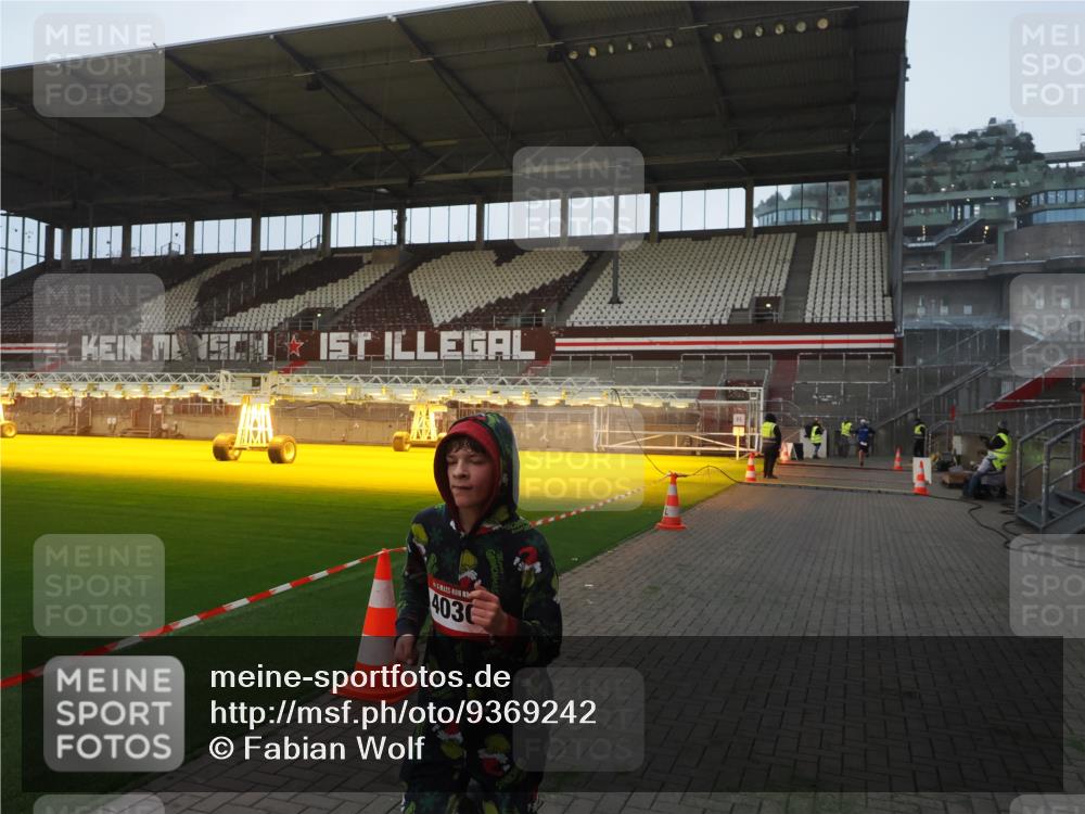 07.12.2025 - St. Pauli X-Mass-Run No. 15 Fabian Wolf http://msf.ph/oto/9369242 07.12.2025 09:57:46 Ziel 2678, 2984, 4030 meine-sportfotos.de