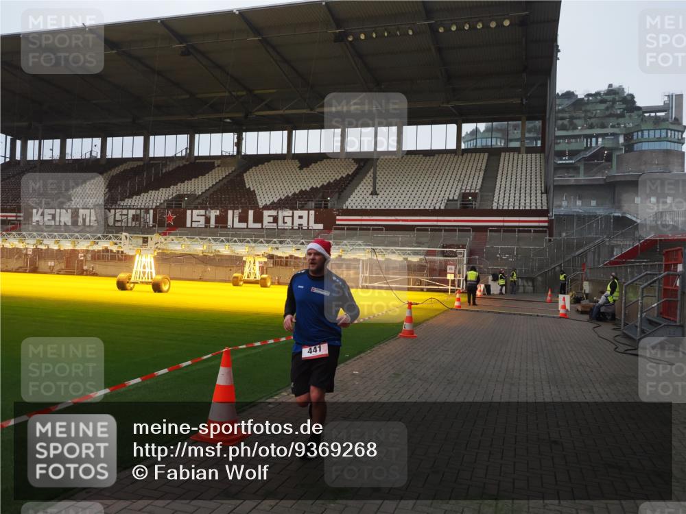07.12.2025 - St. Pauli X-Mass-Run No. 15 Fabian Wolf http://msf.ph/oto/9369268 07.12.2025 09:57:56 Ziel 441, 2984, 4030 meine-sportfotos.de