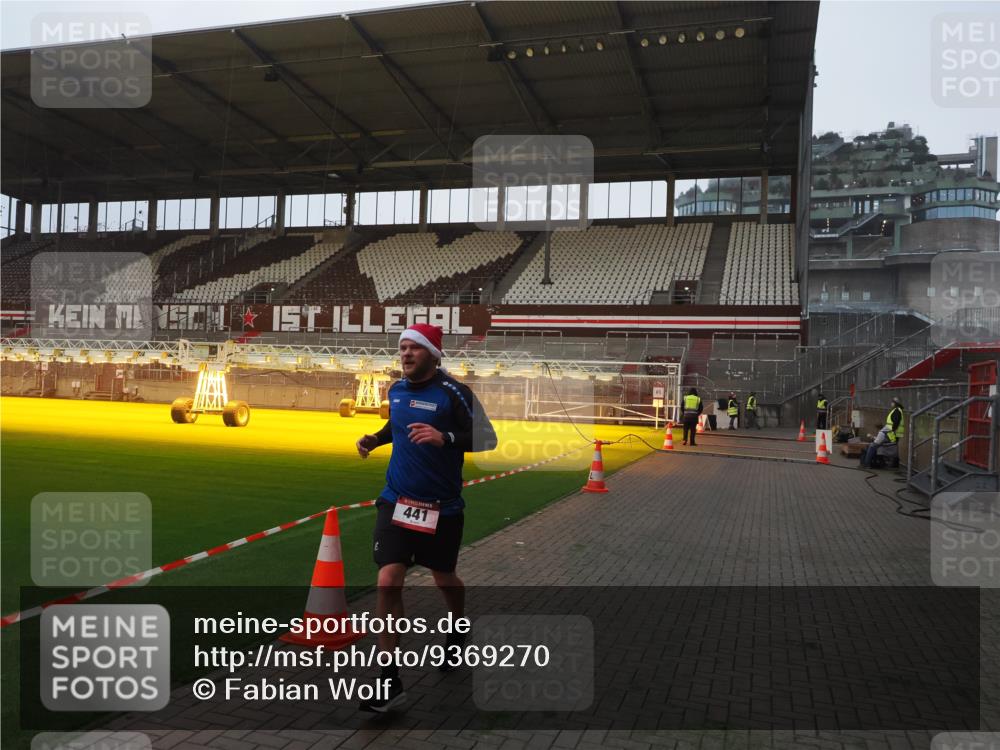 07.12.2025 - St. Pauli X-Mass-Run No. 15 Fabian Wolf http://msf.ph/oto/9369270 07.12.2025 09:57:57 Ziel 441, 2984, 4030 meine-sportfotos.de